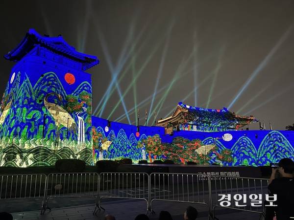 오는 12일까지 펼쳐지는 화성행궁 미디어아트. 2025.10.2 /신지영 기자 sjy@kyeongin.com