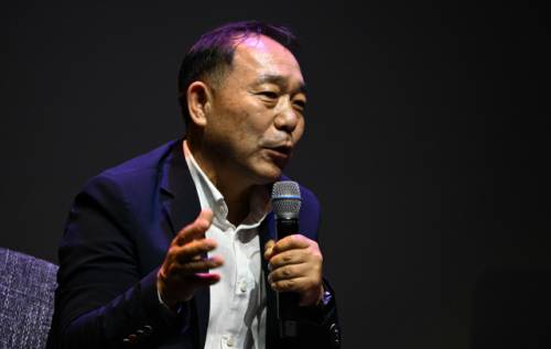 ◇3일 춘천 축제극장 몸짓에서 열린 포토콘서트 ‘덕분에’에서 사진작가 김남덕(강원일보 사진부국장)이 사진기자로서의 삶을 회고하고 있다. 박승선 기자