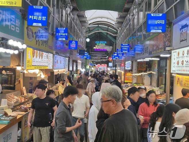 추석연휴 첫날이자 개천절인 3일 강원 강릉 중앙시장 먹거리 골목이 나들이객들로 북적이고 있다, 2025.10.3/뉴스1