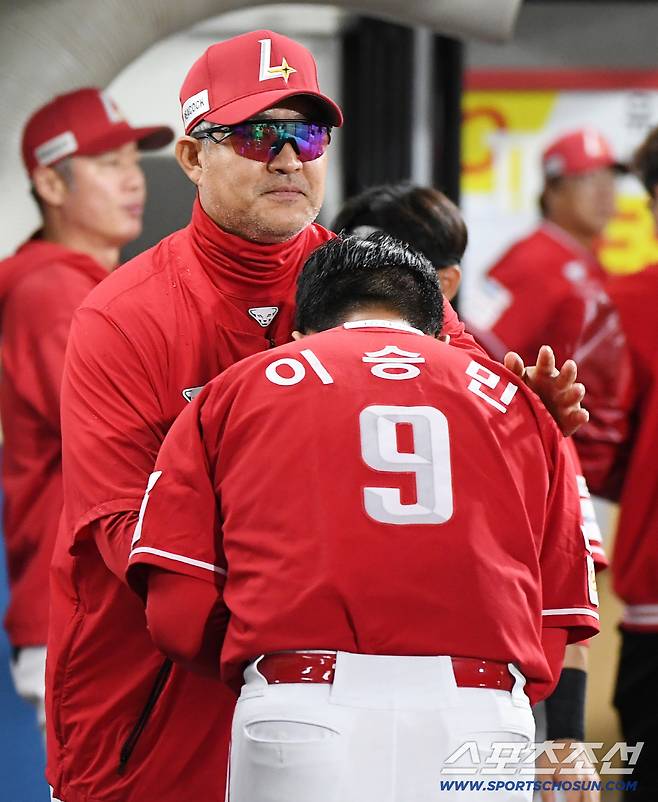 2일 광주 기아챔피언스필드에서 열린 SSG-KIA전. 6회초 무사 SSG 이승민이 프로 데뷔 첫 안타를 기록했다. 이숭용 감독이 이닝 종료 후 이승민을 축하해주고 있다. 광주=정재근 기자 cjg@sportschosun.com/2025.10.2/