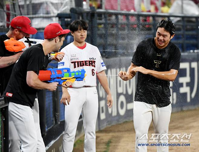 2일 광주 기아챔피언스필드에서 열린 SSG-KIA전. KIA가 7대2로 승리했다. 데뷔 첫 선발승을 거둔 이도현이 네일과 올러의 물총 세례를 받고 있다. 광주=정재근 기자 cjg@sportschosun.com/2025.10.2/