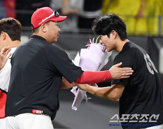 2일 광주 기아챔피언스필드에서 열린 SSG-KIA전. KIA가 7대2로 승리했다. 데뷔 첫 승을 거둔 이도현이 이범호 감독의 축하 꽃다발을 받고 있다. 광주=정재근 기자 cjg@sportschosun.com/2025.10.2/