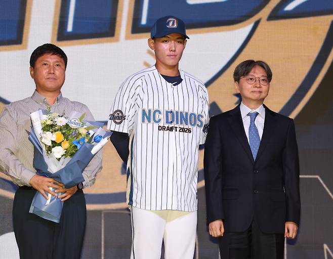 <yonhap photo-4332="">NC 신재인(가운데)이 지난 17일 열린 신인 드래프트에서 아버지, 임선남 단장(오른쪽)과 함께 기념촬영을 하고 있다. <저작권자 ⓒ 1980-2025 ㈜연합뉴스. 무단 전재 재배포 금지, AI 학습 및 활용 금지></yonhap>