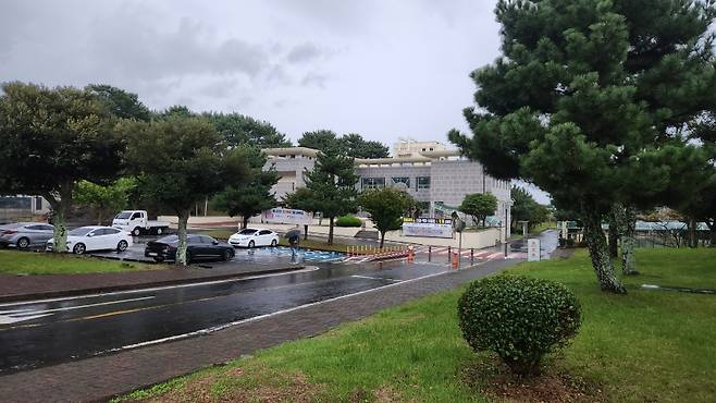 추석 앞두고 궂은 날씨에도 양지공원 납골당을 찾는 추모객