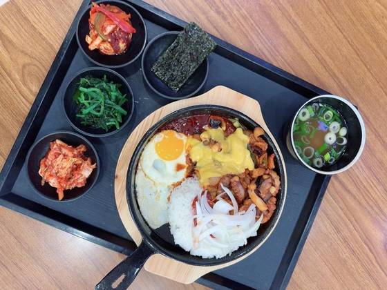 낙지, 무안 양파 등을 넣고 매콤하게 볶아낸 함평나비휴게소의 '낙돼불패'. 사진 한국도로공사