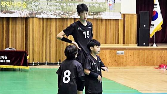 추계배 초등학교 배구대회에 출전한 용지훈(중앙 15번). 사진=한국초등배구연맹