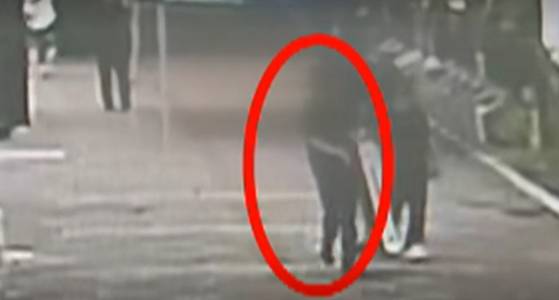 구속된 친모. 그는 지역에서 가수, 홍보대사 등 활동을 이어왔다. JTBC 뉴스룸 캡처