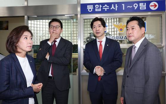 국민의힘 장동혁 대표(오른쪽부터), 박성훈 수석대변인, 신동욱, 나경원 의원이 3일 이진숙 전 방통위원장 체포 항의를 위해 영등포경찰서를 방문, 대기해 있다. 연합뉴스