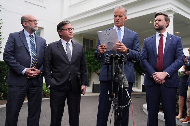 존 슌 미국 공화당 상원 원내대표(왼쪽에서 세 번째)가 29일(현지시간) 백악관 웨스트윙 앞에서 기자들에게 임시예산안 관련 협상에 관해 설명하고 있다. 왼쪽부터 러셀 보우트 백악관 예산관리국(OMB) 국장, 마이크 존슨 하원의장, 슌 원내대표, JD 밴스 부통령. AP연합뉴스