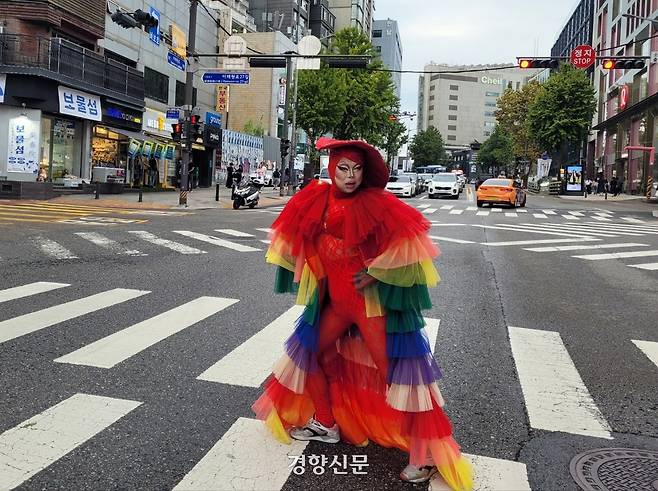 2025 서울드랙퍼레이드가 열린 3일 서울 용산구 이태원에서 드랙 아티스트가 포즈를 취하고 있다. 백민정 기자