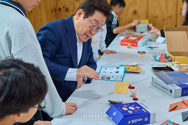 이재명 대통령이 3일 인천 강화군 아동양육시설 계명원을 방문해 아이들과 딱지치기를 하고 있다. 2025.10,03 대통령실제공