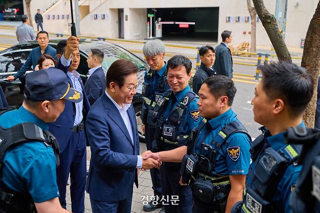 이재명 대통령이 3일 서울 중부경찰서 약수지구대를 방문해 경찰들은 격려하고 있다. 2025.10,03 대통령실제공