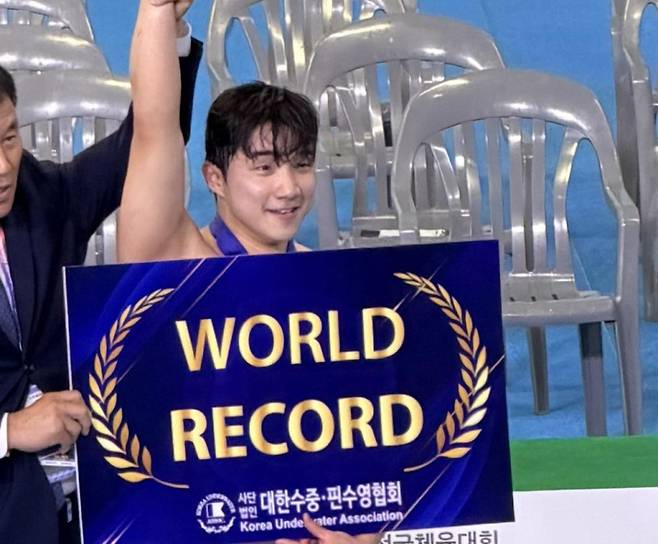 신명준이 3일 부산 사직실내수영장에서 열린 제106회 전국체육대회 핀수영 남자 호흡잠영 100m 결승에서 30초87 세계기록으로 우승했다. 대한수중핀수영협회 제공