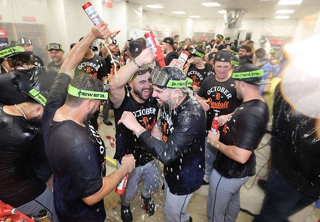 디트로이트 타이거스 선수단이 3일(한국시간) 미국 오하이오주 클리블랜드 프로그레시브필드에서 열린 클리블랜드 가디언스와의 2025 MLB 아메리칸리그 와일드카드 시리즈 3차전에서 6대 3으로 승리하며 디비전시리즈에 진출한 뒤 샴페인 파티를 벌이고 있다. UPI연합뉴스