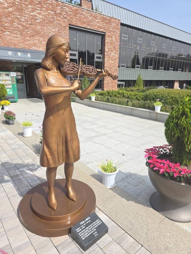 이선형 작가의 ‘사랑을 노래하다’(120x80x180cm, 브론즈). 음악을 전공했으나 몇년 전 작가 곁을 떠난 아내를 추모하며 만든 조형물. 바이올린 울림통안에 사랑, 믿음, 천국 등의 자 조형물이 있다. 크리스찬메모리얼파크 제공