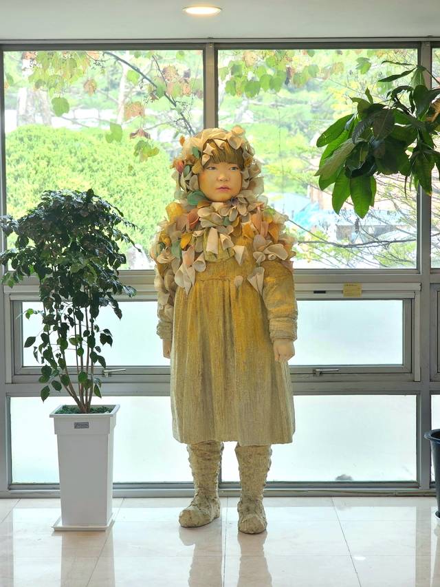 박형오 (전남대 교수) 작가의 ‘그녀를 위한 위로’(70×50×192cm, FRP, 삼베). 평생 삼베를 짜다 작가 곁을 떠난 어머니를 추모하며 만든 작품이다. 크리스찬메모리얼파크 제공