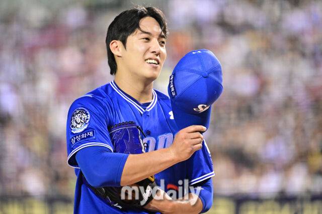 26일 서울 잠실야구장에서 열린 '2025 신한 SOL BANK KBO리그' 삼성 라이온즈와 두산 베어스 경기. 삼성 선발 원태인이 6회초 무실점 수비를 마치고 미소 짓고 있다./마이데일리