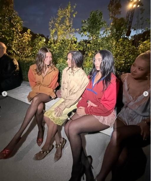 영국 싱어송라이터 찰리 xcx가 로제만 음영처리한 채 게재한 사진. 찰리 xcx 인스타그램 캡쳐