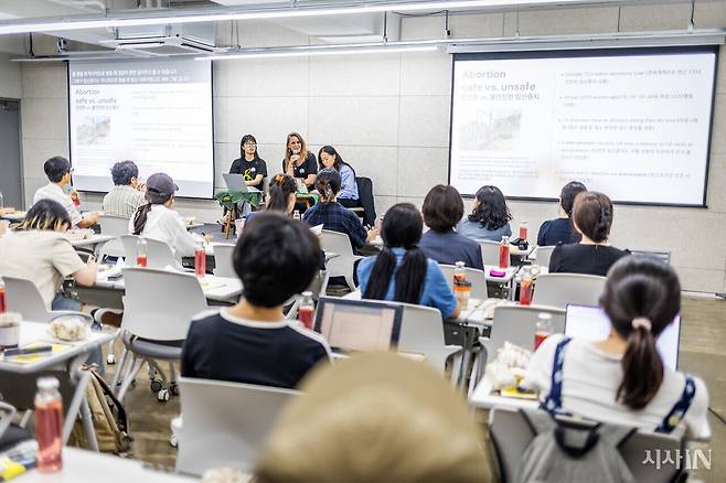 9월4일 서울 은평구 인권재단에서 국제앰네스티 한국지부 초대로 방한한 성과 재생산권리 전문가 수잔 펠트하이스 박사가 임신중지 약의 안전성에 대한 강연하고 있다. ⓒ시사IN 박미소