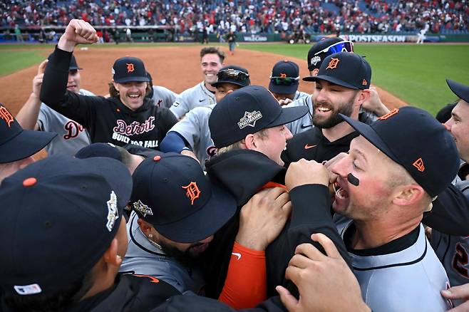 미국 메이저리그 디트로이트 선수들이 3일 와일드카드 시리즈 3차전에서 클리블랜드를 꺾고 디비전시리즈 진출을 확정한 뒤 기뻐하고 있다. AFP연합뉴스