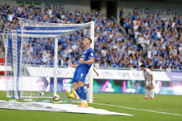 K리그2 수원삼성 일류첸코가 4일 수원월드컵경기장에서 열린 부천FC 1995와의 하나은행 K리그2 2025 32라운드 홈 경기에서 후반 추가시간 극적인 동점골을 터뜨리고 포효하고 있다./한국프로축구연맹 제공