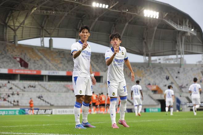 4일 화성종합경기타운 주경기장서 열린 K리그2 인천과 화성 경기서 결승골을 터트린 인천 박승호(사진 오른쪽)가 박호민과 함께 세리머니를 하고 있다. 사진=한국프로축구연맹