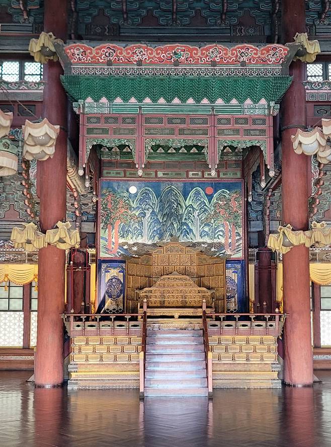 조선 왕실에서도 추석(중추절, 한가위)은 중요한 명절 중 하나였다. 추석 당일 조선 왕실에서는 왕과 왕비, 여러 신료들이 참여하는 의례와 잔치, 제사 등이 치러졌다. 금상진 기자