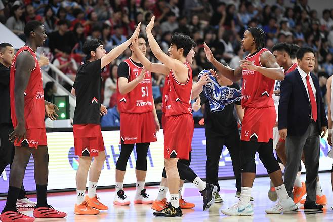 안양 정관장이 고양 소노를 꺾고 개막 2연승을 달렸다.(KBL 제공)