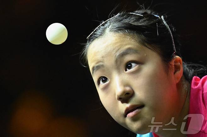 신유빈이 4일 중국 베이징에서 열린 2025 월드테이블테니스(WTT) 중국 스매시 여자단식 4강에서 중국 왕만위와 대결을 펼치고 있다. ⓒ AFP=뉴스1 ⓒ News1 안은나 기자