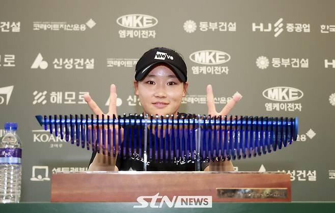 4일 전북 익산시 익산 컨트리클럽(파72) 에서 열린 KLPGA 동부건설ㆍ한국토지신탁 챔피언십(총상금 10억 원) 최종 라운드에서 우승을 차지한 김민솔이 우승 인터뷰 후 포즈를 취하고 있다. /사진=손진현 기자