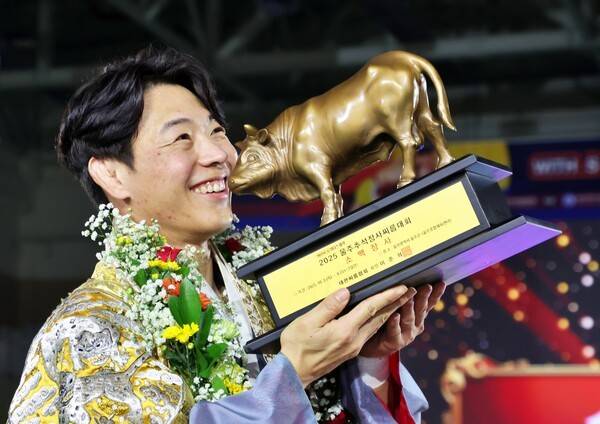 4일(토) 울산광역시 울주군 울주종합체육센터에서 열린 '위더스제약 2025 울주추석장사씨름대회' 소백장사(72kg이하)에 등극한 이완수(증평군청)가 황소트로피를 들고 기념사진을 찍고 있다. /사진=대한씨름협회