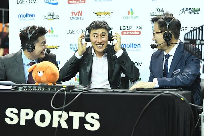 이상민 KCC 감독이 경기 후 인터뷰를 하고 있다. 선수들이 승리를 축하하는 의미로 물을 뿌려 옷과 머리가 젖어 있다. /KBL