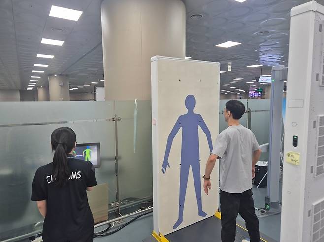 9월 30일 김해국제공항에서 한 입국자가 밀리미터파 신변검색기로 검사를 받고 있다. /관세청 제공
