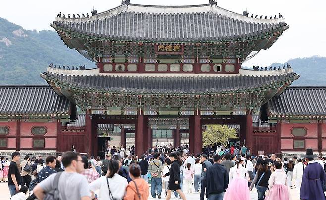 3일 추석 연휴 첫날을 맞아 서울 종로구 경복궁이 관람객 발길로 붐비고 있다. 뉴스1