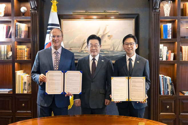 지난달 유엔총회 참석을 위해 미국을 방문한 이재명 대통령(가운데)이 뉴욕 한 호텔에서 블랙록과 AI산업 글로벌 협력을 위한 양해각서(MOU)를 체결했다. 래리 핑크 세계경제포럼(WEF) 의장 겸 블랙록 회장, 배경훈 과학기술정보통신부 장관과 사진촬영을 하고 있다. ⓒ연합뉴스