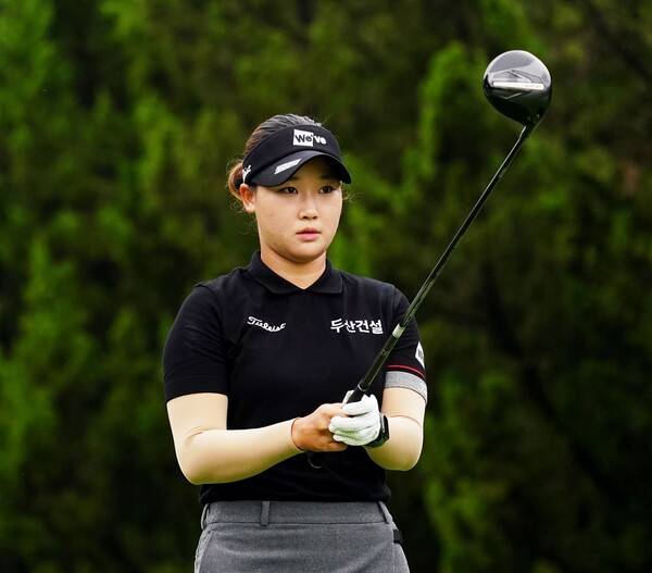 2025년 한국여자프로골프(KLPGA) 투어 '변형 스테이블포드 방식'의 동부건설·한국토지신탁 챔피언십 우승을 차지한 김민솔 프로가 최종라운드에서 경기하는 모습이다. 사진제공=KLPGA (사진을 무단으로 사용하지 마십시오.)