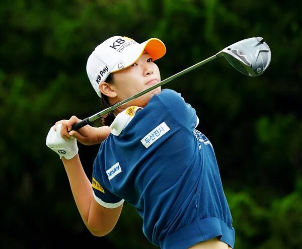 2025년 한국여자프로골프(KLPGA) 투어 '변형 스테이블포드 방식'의 동부건설·한국토지신탁 챔피언십 준우승을 차지한 방신실 프로가 최종라운드에서 경기하는 모습이다. 사진제공=KLPGA (사진을 무단으로 사용하지 마십시오.)