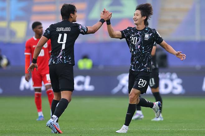 신민하(오른쪽)가 U-20 월드컵 조별리그 B조 3차전 파나마와 경기에서 득점 후 기뻐하는 모습. 사진=AFP 연합뉴스