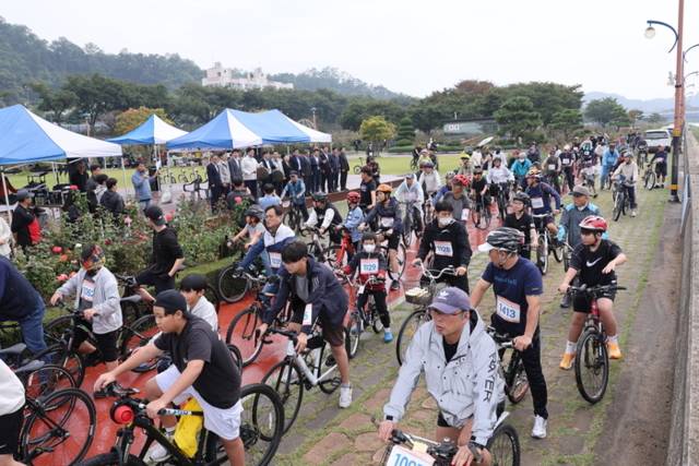 ▲ ‘제18회 삼척시민 자전거대행진’이 3일 오십천 장미공원 일원에서 박상수 시장과 권정복 시의장 등을 비롯해 시민들이 대거 참여한 가운데 열렸다.
