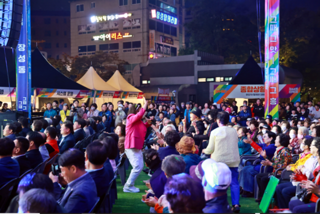 ▲ 태백시문화재단이 주최·관한 ‘제44회 태백제’가 지난 2일부터 3일까지 2일간 황지연못 일원에서 열려 지역문화 계승을 위한 산신제·단군제 제례와 다양한 시민 참여 프로그램이 펼쳐졌다.