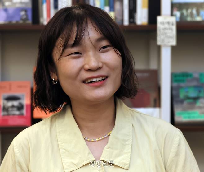 서점을 창업한 김은지씨가 지난달 16일 서울 광진구 자신의 서점 ‘피리의 서재’에서 경향신문과 인터뷰하고 있다. 서성일 선임기자