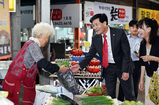 2일 안병구 밀양시장이 추석을 앞두고 민생 현장을 살펴 보기 위해 밀양아리랑시장을 방문했다.