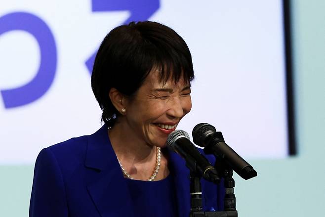 다카이치 사나에 전 일본 경제안보담당상이 4일(현지시간) 일본 자민당 총재 선거 결선 투표에서 승리한 뒤 당선 소감을 말하며 웃고 있다. /로이터=뉴스1