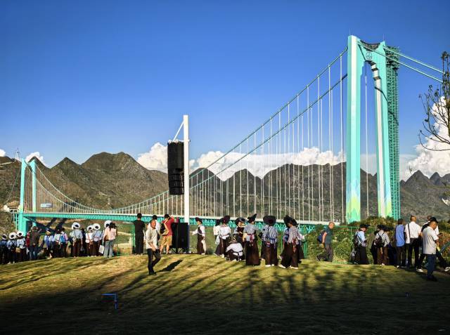 중국 남서부 구이저우성에 위치한 화장대협곡대교(Huajiang Grand Canyon Bridge)를 구경하는 관광객들의 모습. 신화통신 연합뉴스