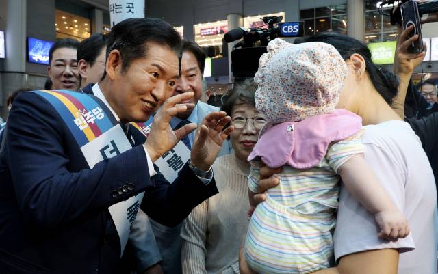 정청래 더불어민주당 대표와 김병기 원내대표를 비롯한 지도부가 2일 서울 용산역에서 추석 귀성객에게 인사를 하고 있다. 뉴스1