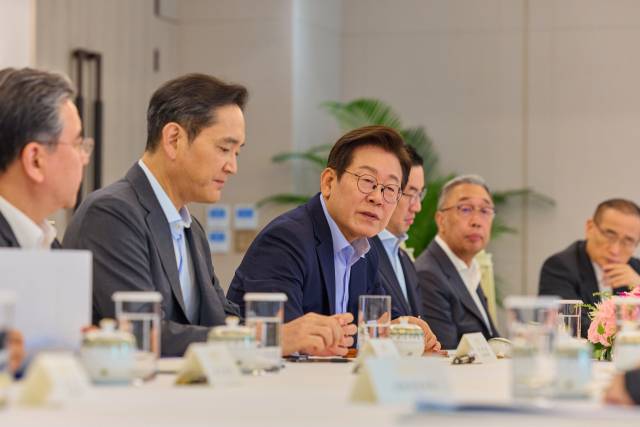 이재명 대통령이 지난 8월 19일 서울 용산 대통령실 청사에서 미일 순방 경제인 간담회를 하고 있다. 왼쪽부터 장재훈 현대차 부회장, 이재용 삼성전자 회장, 이 대통령, 구광모 LG그룹 회장, 박지원 두산그룹 부회장 겸 두산에너빌리티 회장. 사진제공=대통령실
