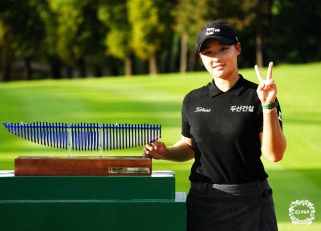 4일 우승 뒤 기념 촬영하는 김민솔. 사진 제공=KLPGA