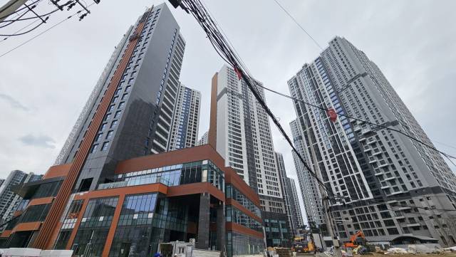 다음달 입주를 앞둔 서울 동대문구 이문동 ‘이문아이파크자이’ 상가와 아파트 건설 중인 모습. 백주연 기자