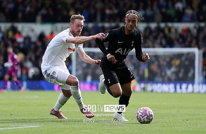 ▲ 토트넘이 기대를 품고 영입한 자원들이 승리를 합작했다. 전반 23분 하프라인에서 상대 볼을 가로챈 토트넘은 쿠두스의 침투패스 한번으로 역습을 진행했다. 이를 이어받은 텔이 페널티박스 오른쪽 모서리에서 오른발 슈팅으로 마무리해 첫 골을 뽑아냈다. 첫 득점을 어시스트한 쿠두스는 후반에 결승골을 뽑아내 토트넘 데뷔골을 터뜨렸다.