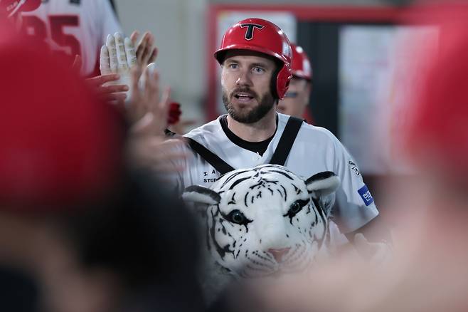 4일 오후 광주-KIA챔피언스필드에서 열린 '2025 신한 SOL Bank KBO리그' 삼성 라이온즈와 KIA 타이거즈의 경기, 5회말 1사 1, 2루 KIA 패트릭 위즈덤이 스리런 홈런을 친 뒤 동료들과 기쁨을 나누고 있다. KIA 타이거즈